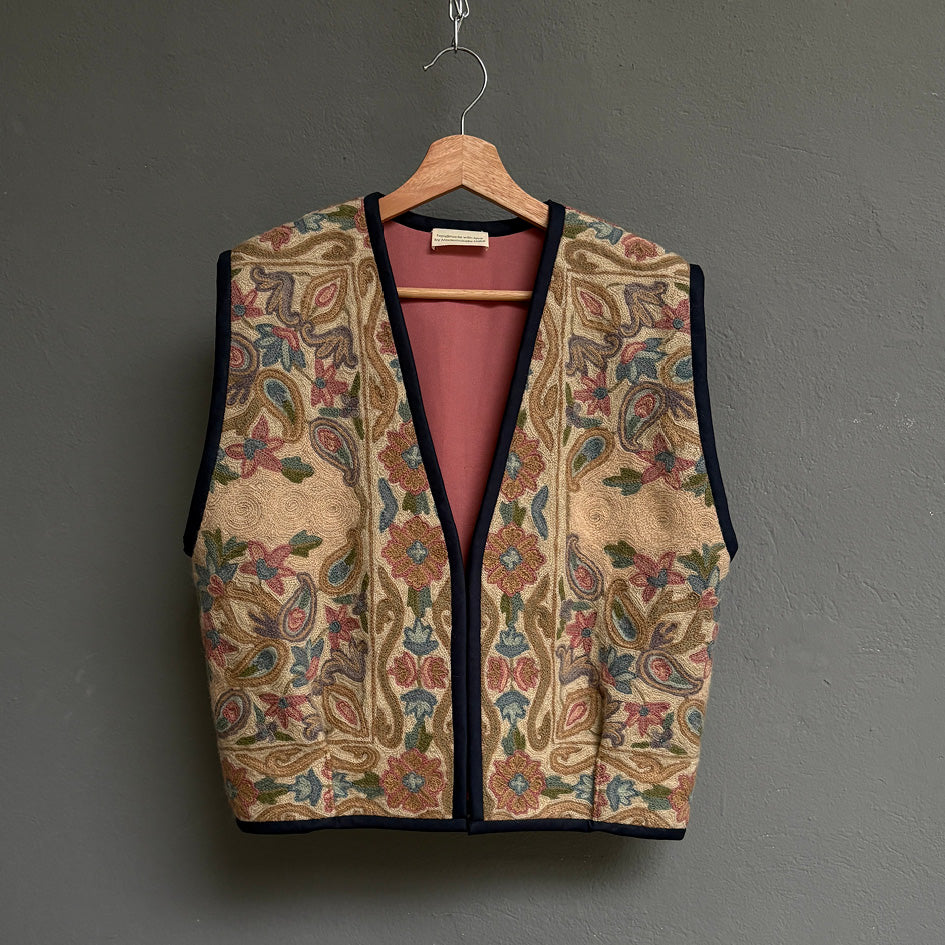Gilet en laine brodée