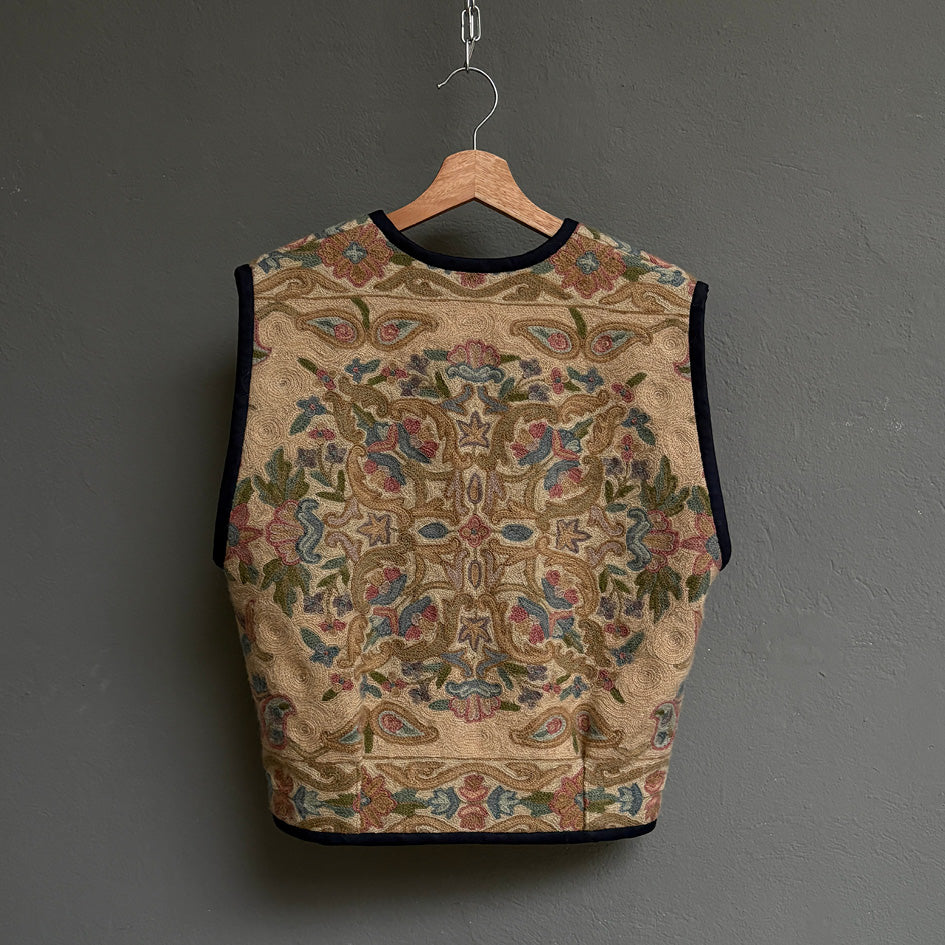 Gilet en laine brodée