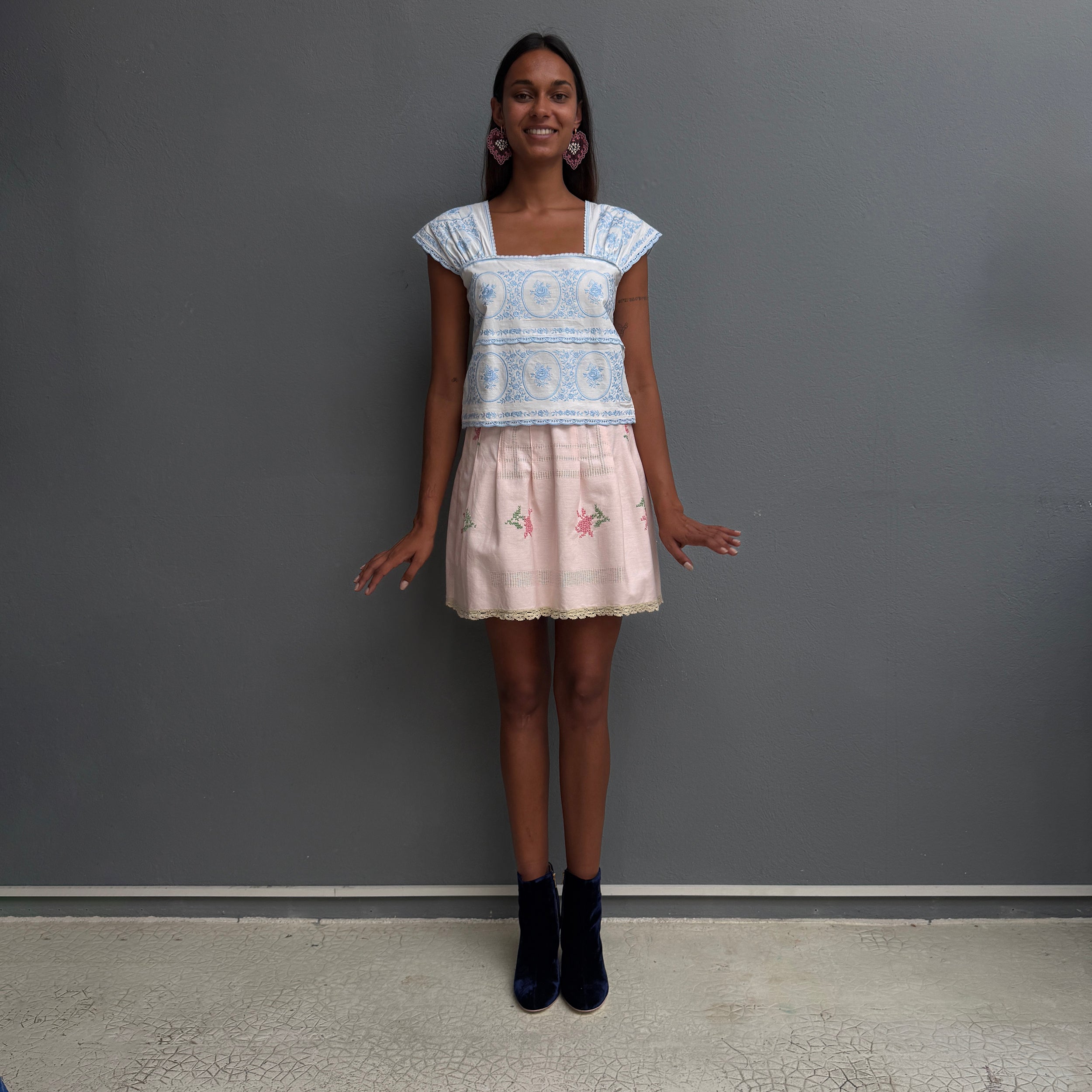 Top broderie bleu ciel