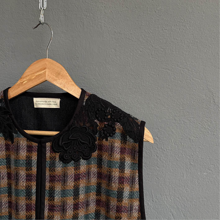 Gilet avec broderie épaule