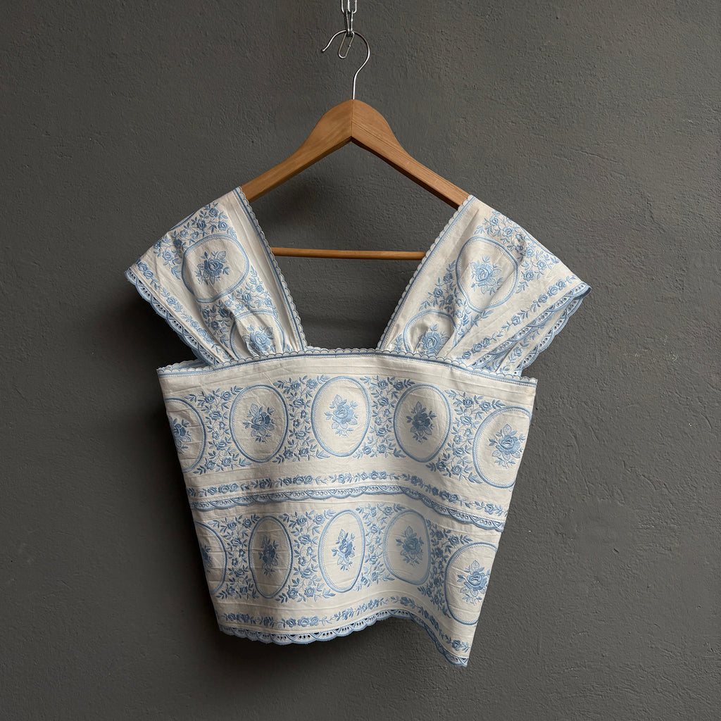 Top broderie bleu ciel