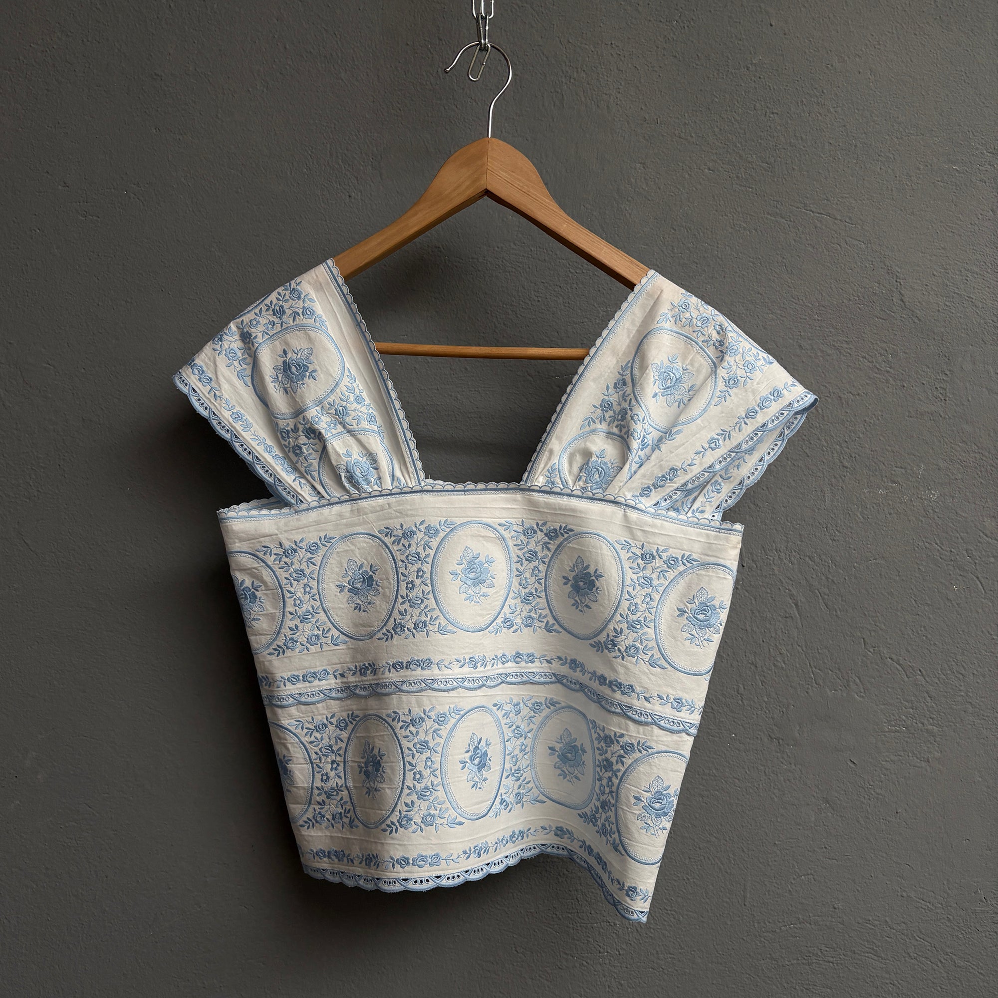 Top broderie bleu ciel