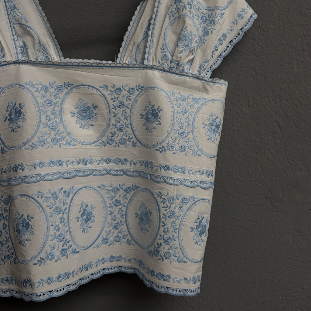 Top broderie bleu ciel