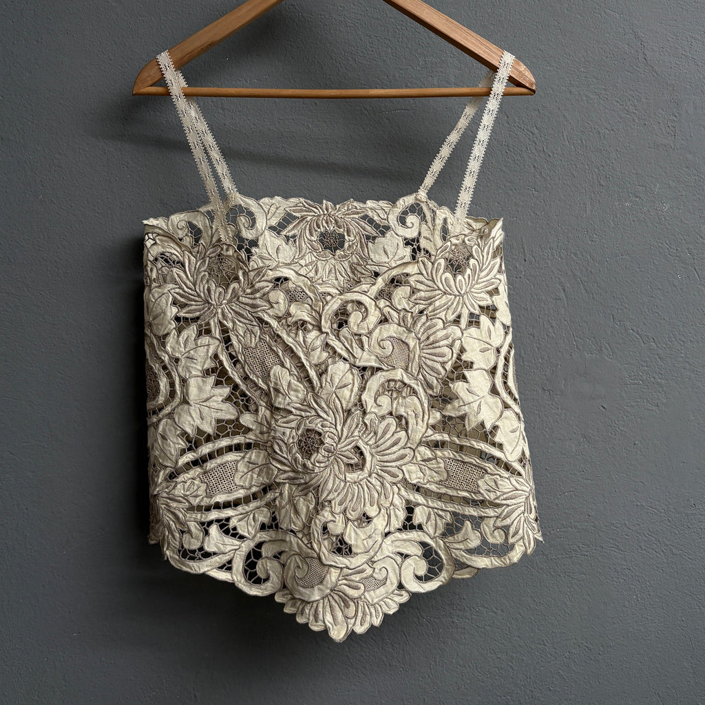 Dos nu en dentelle