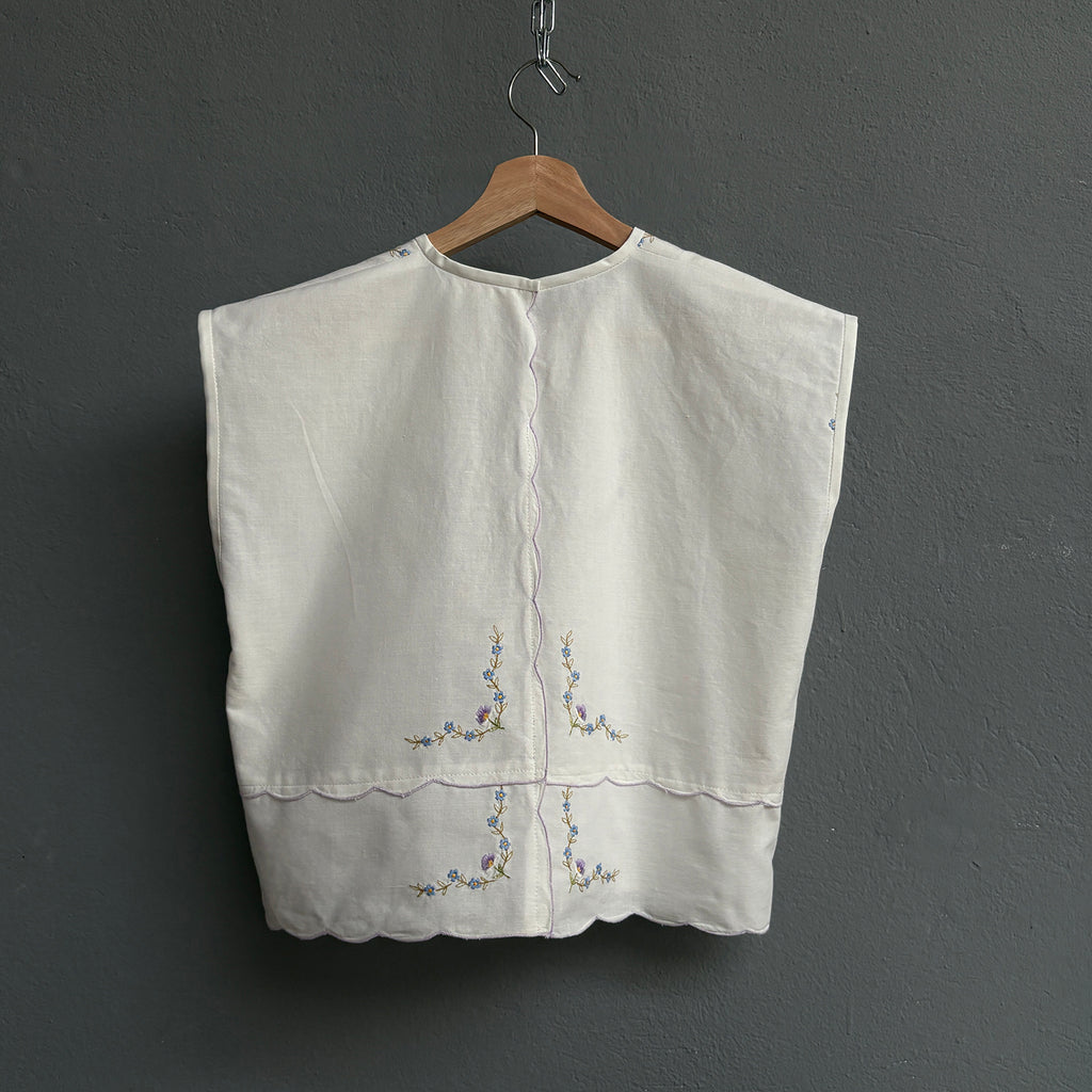 Top brodé fleur