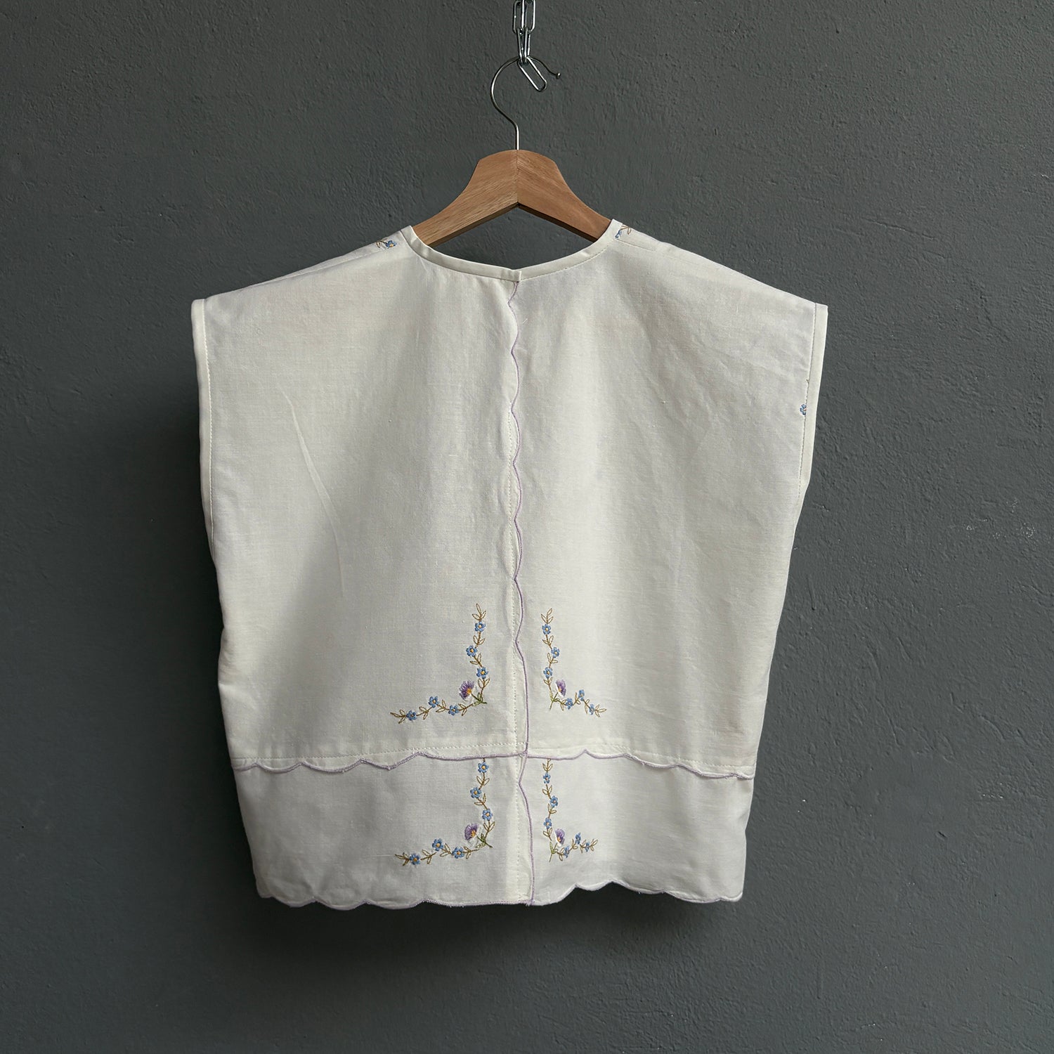 Top brodé fleur