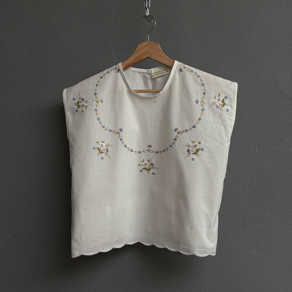 Top brodé fleur