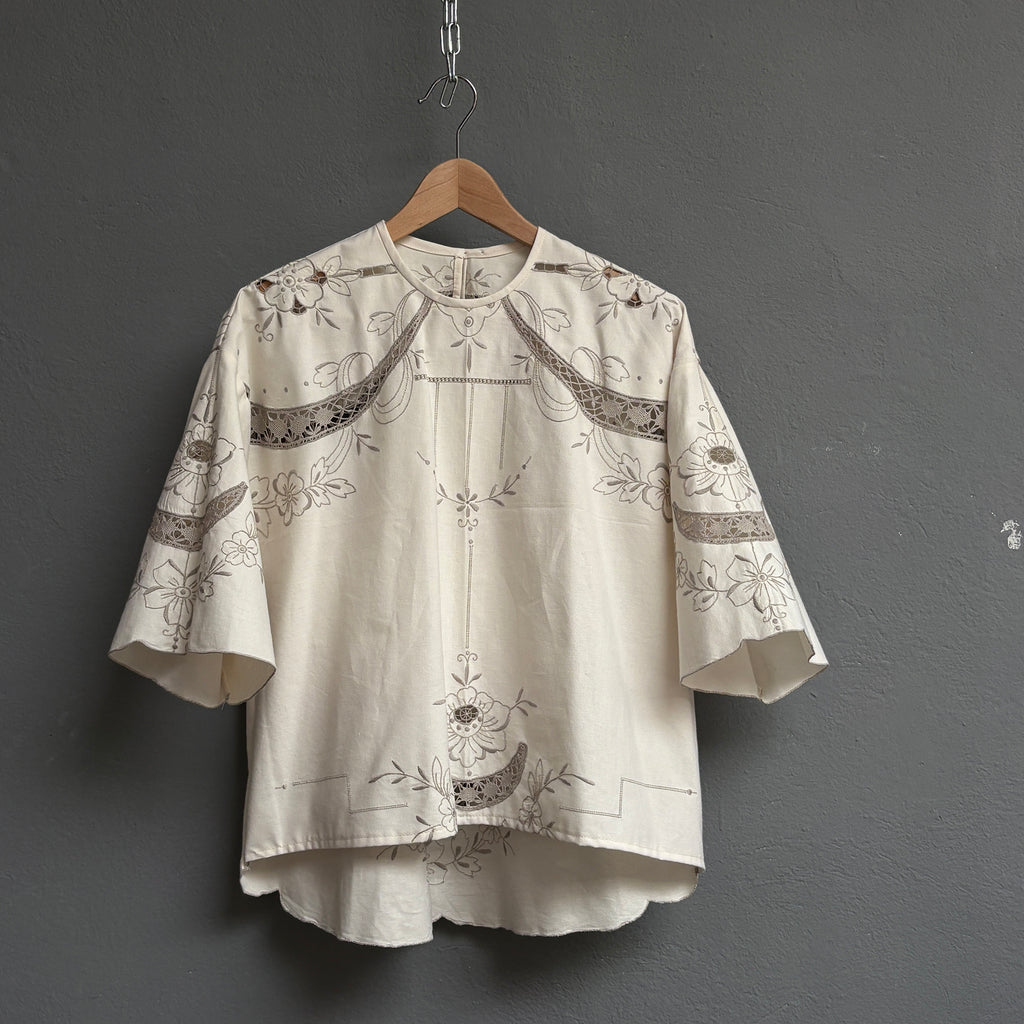 top tee-shirt brodé