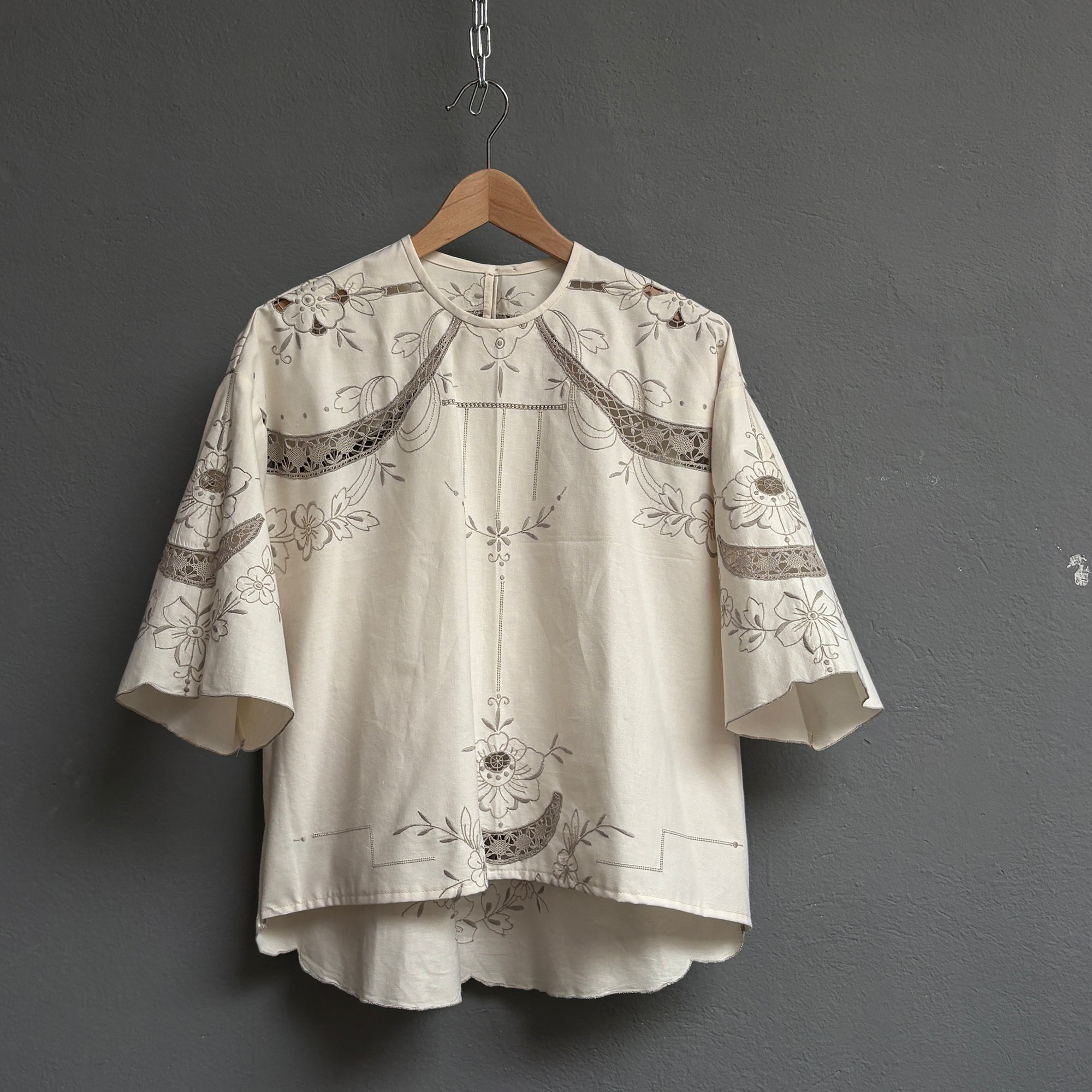 top tee-shirt brodé